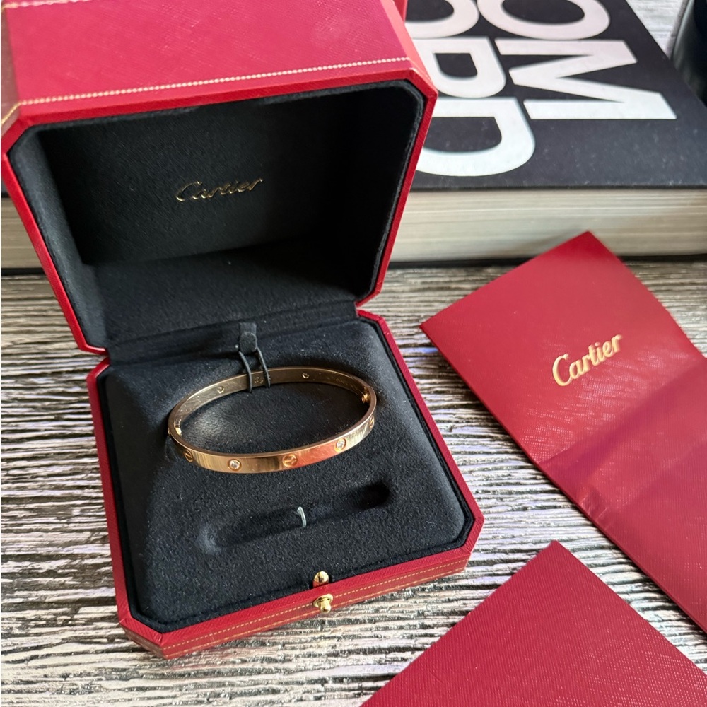 Cartier Love Bracelet 4 Diamonds
Yellow Gold Size 20 in good condition